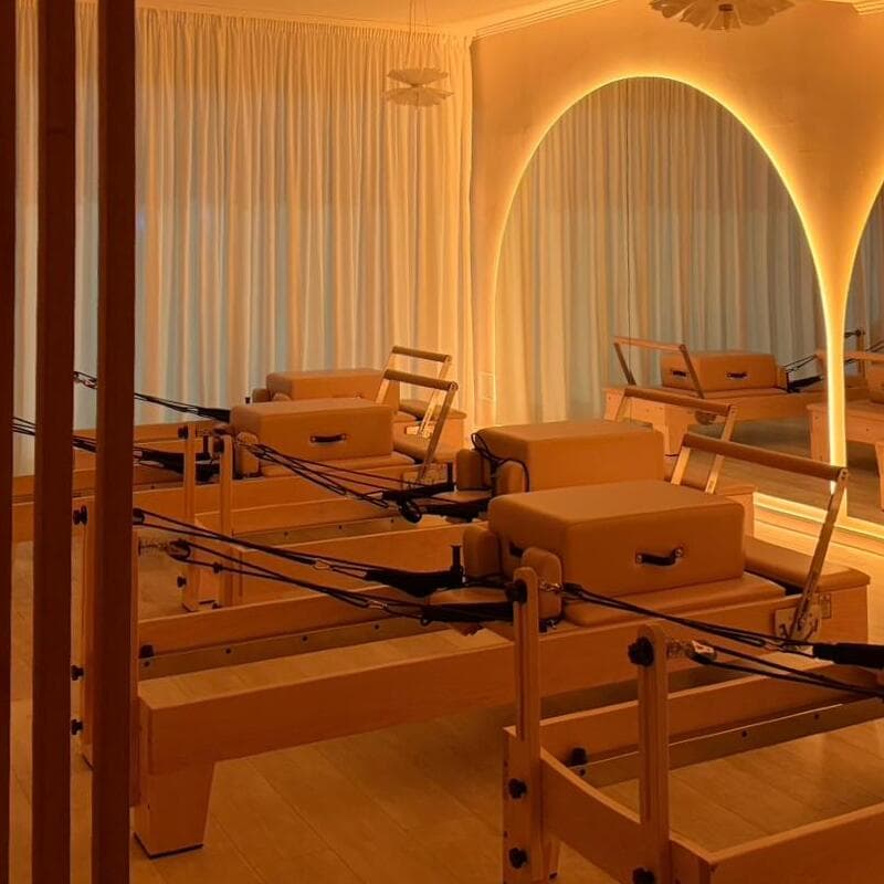 Reformer pregătite pentru o clasă la Almeya Studio